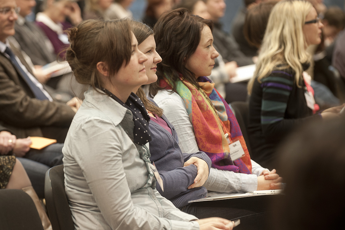 iga.Kolloquium 2013: Drei Teilnehmerinnen im Publikum folgen der Diskussion.