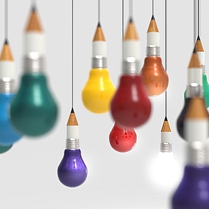 Bunte Glühbirnen hängen von oben herab.