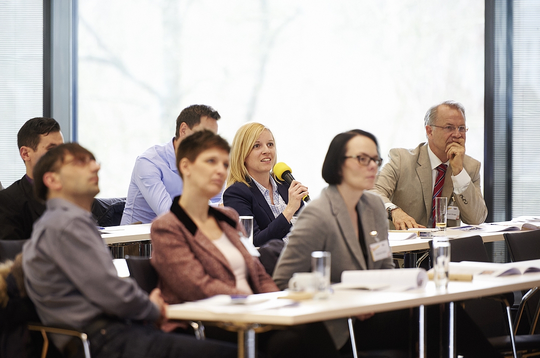 iga.Kolloquium 2015: Eine junge Frau aus dem Publikum stellt eine Frage