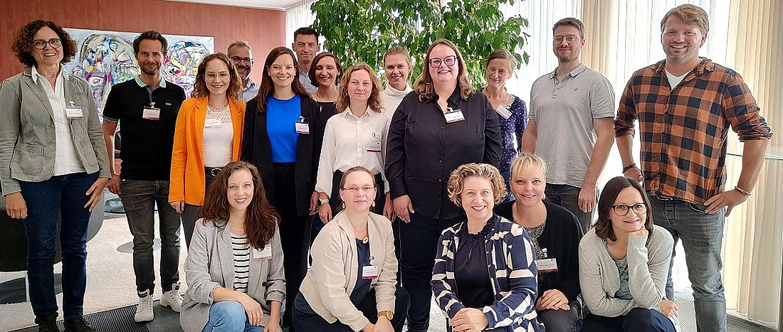 Gruppenbild der Teilnehmenden mit Referentin