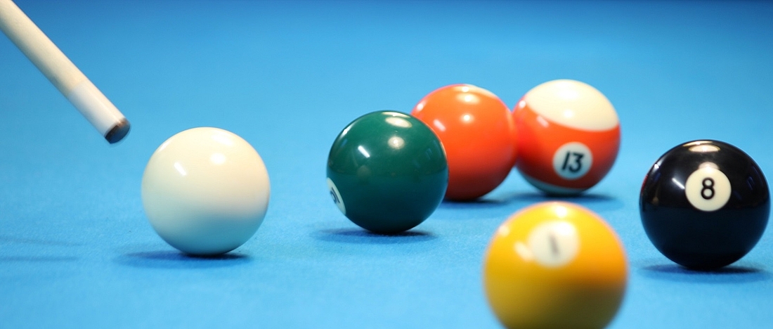 Titelbild zum iga.Expertendialog 2017: Ein Billardstock stößt eine weiße Billardkugel an.
