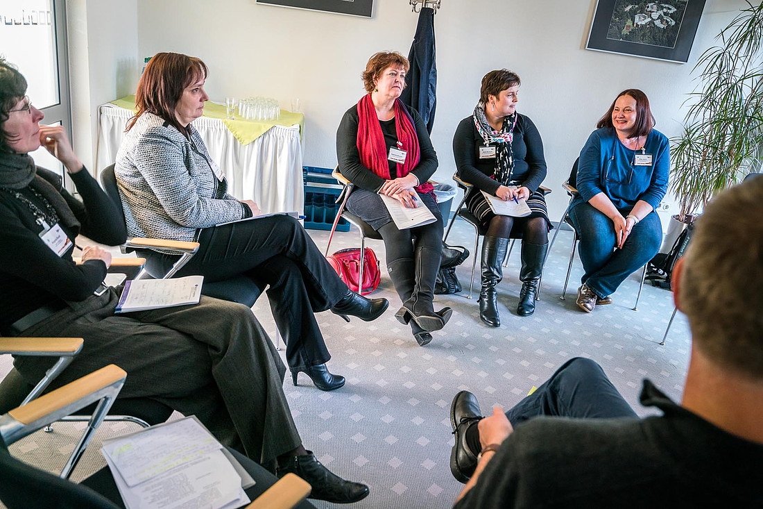 Die Teilnehmenden diskutieren in einem Workshop.