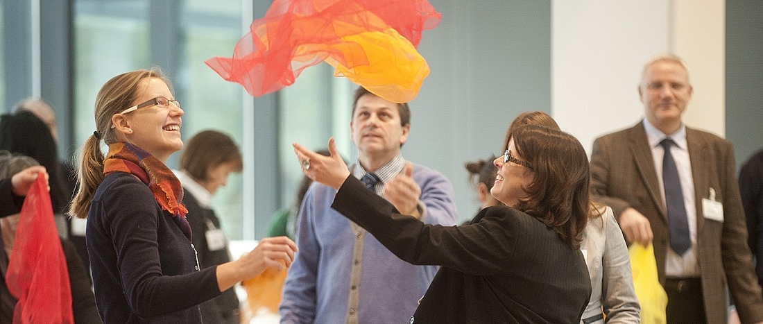 iga.Kolloquium 2013: Publikum wirft farbige Tücher in die Höhe