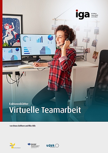 Titelbild der Faktorenblätter Virtuelle Teamarbeit: Eine Frau steht zuhause vor ihrem höhenverstellbaren Schreibtisch. Auf dem Schreibtisch befinden sich ein Laptop, ein großer Monitor und eine Papierablage. Sie telefoniert mit einem Headset und macht sich Notizen.