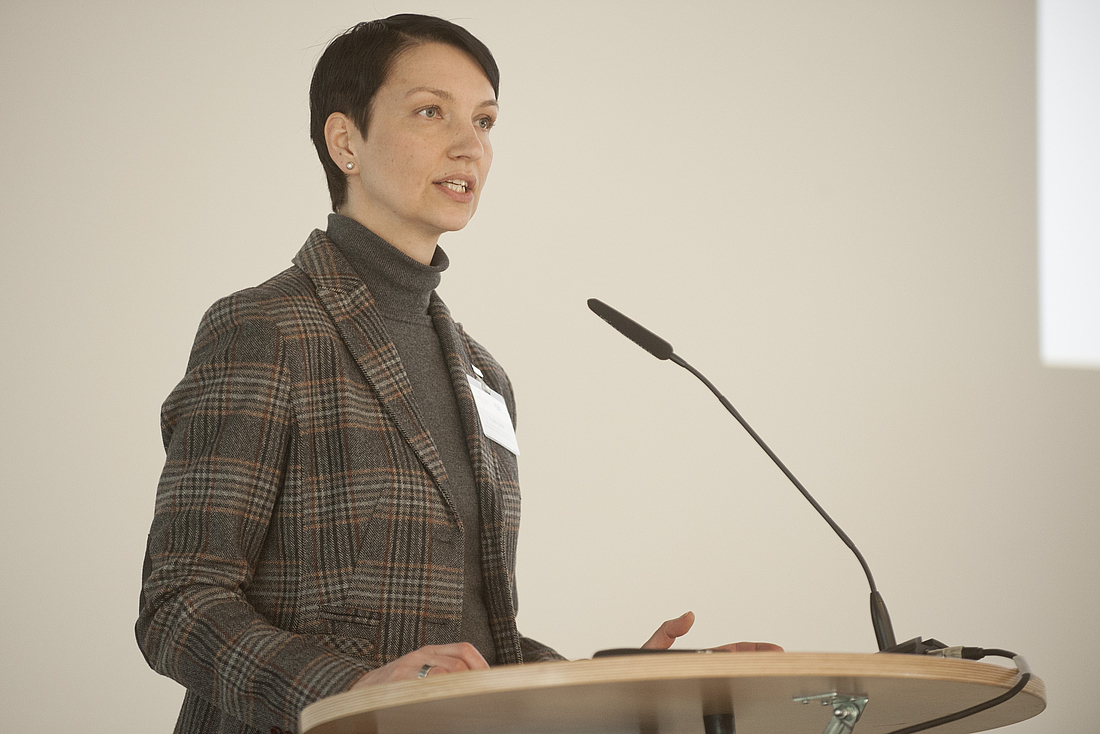 iga.Kolloquium 2013: Frauke Jahn am Redepult im Veranstaltungssaal.