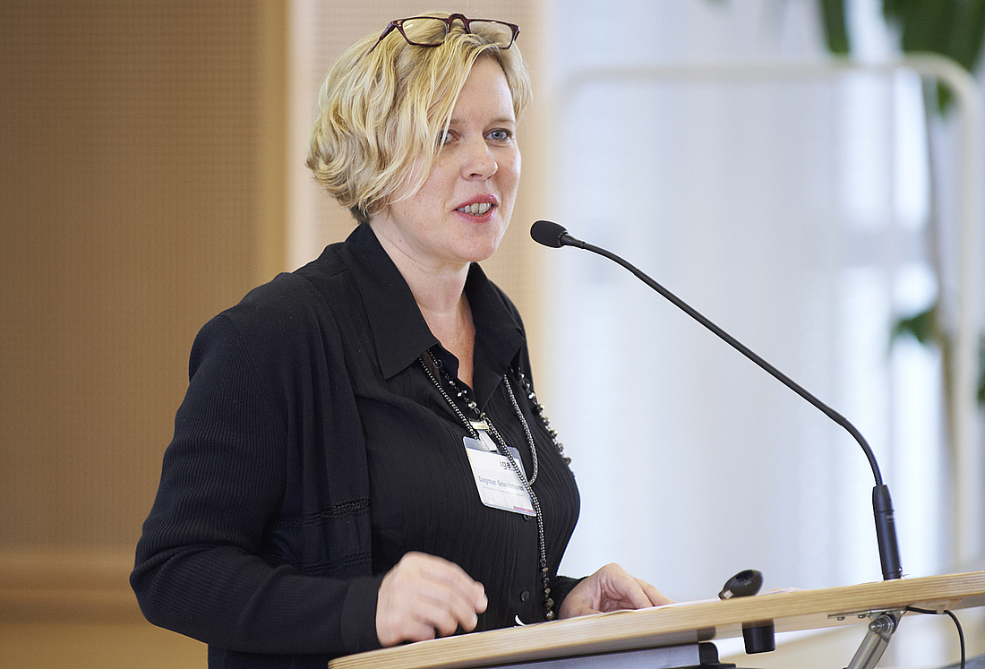 Die Moderatorin steht am Redepult.