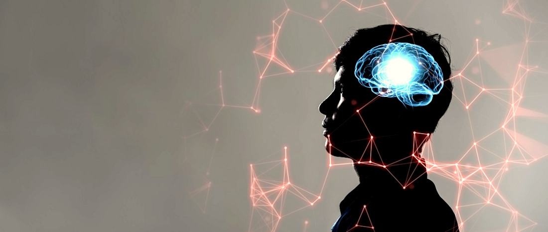 Viele rote miteinander verbundene Punkte bilden ein Netzwerk. Sie umschwirren die Silhouette eines Kopfes. Im Kopf leuchten die Synapsen blau auf.