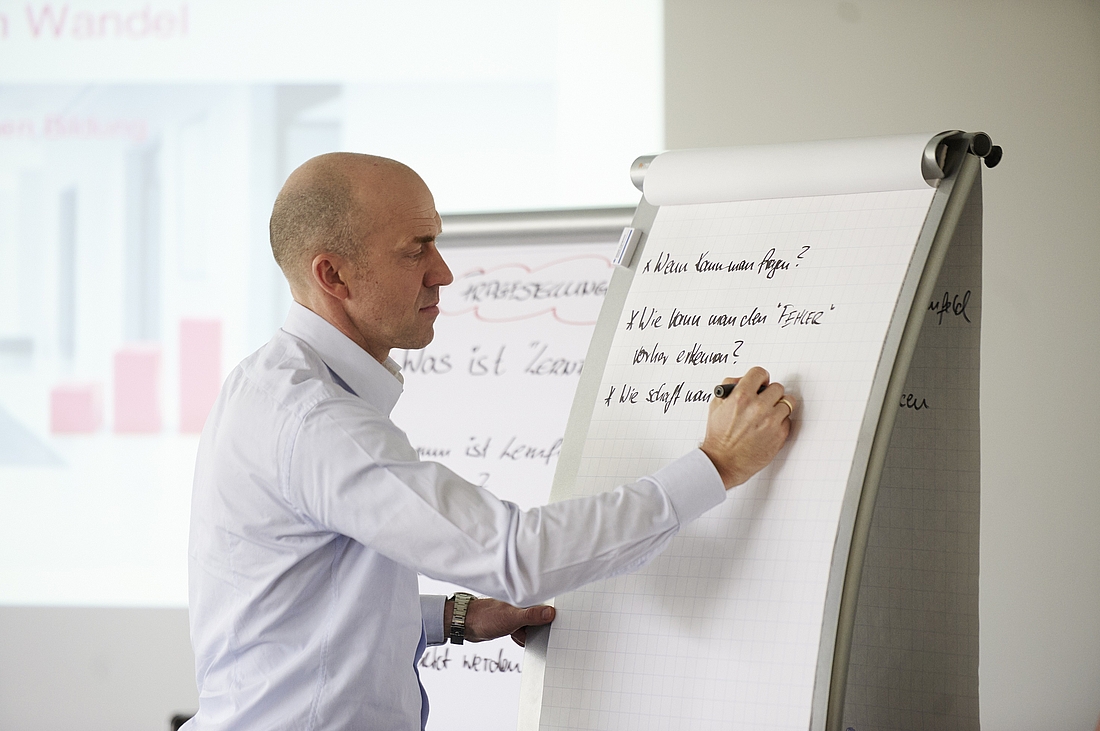 iga.Kolloquium 2015: Der Moderator fasst die Ergebnisse schriftlich auf einem Papier zusammen.