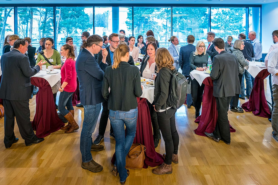 iga.Kolloquium 2017: In der Pause versammeln sich die Teilenehmenden zum Austausch an Stehtischen. 