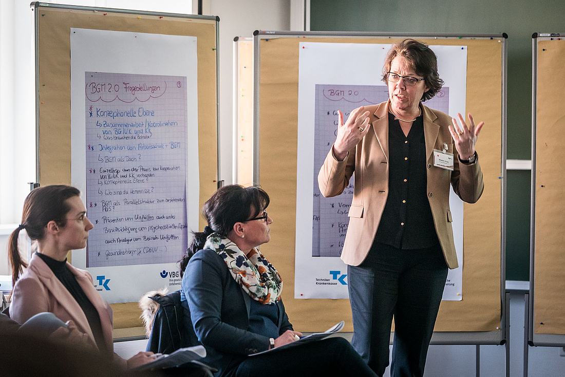 Teilnehmerinnen der Veranstaltung tauschen sich in einem Workshopraum über Projektergebnisse aus.