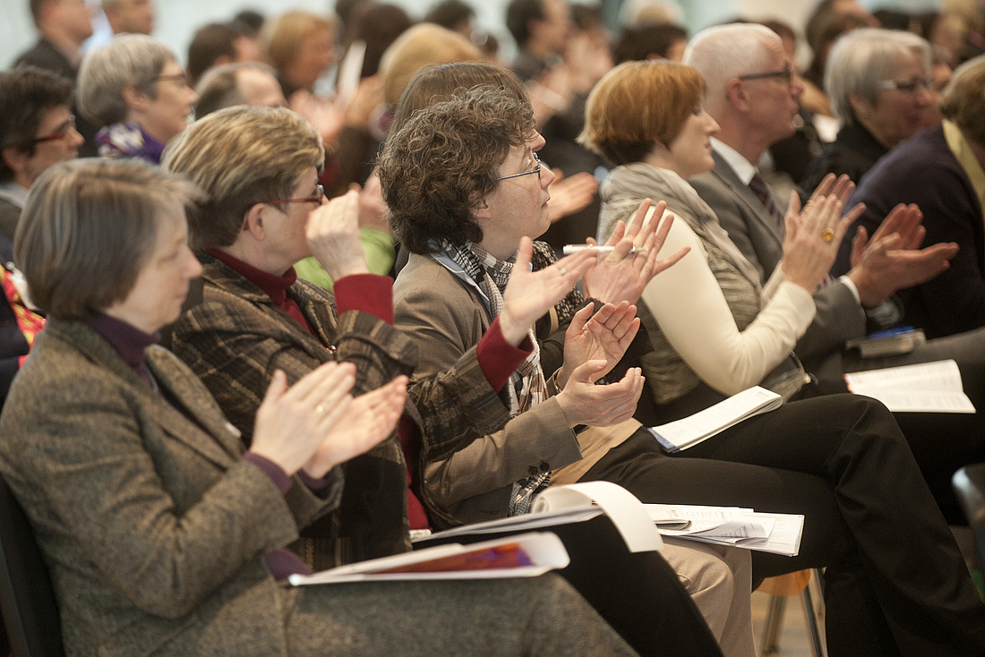 iga.Kolloquium 2013: Das Publikum im Veranstaltungssaal applaudiert.