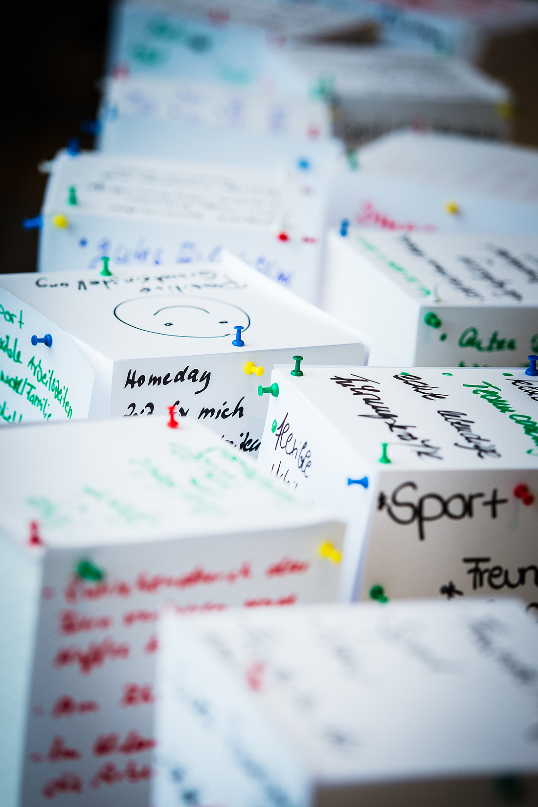 Würfel - beschriftet mit Maßnahmen, die einen Ausgleich im Arbeitsleben fördern.n.