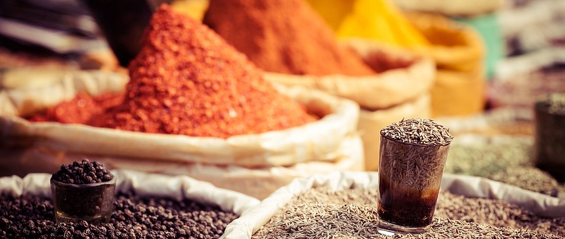 Gewürze in verschiedenen Farben auf einem Markt.