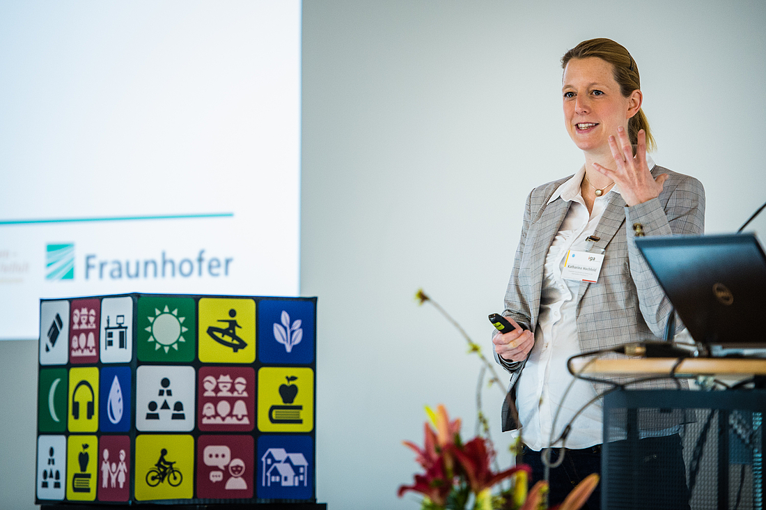 Die Referentin vom Frauenhofer Institut hält einen Vortrag.