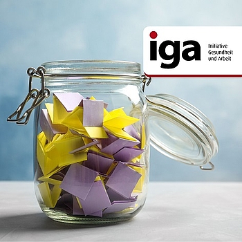 Achtsamkeits-Bingo: Ein hohes Glas mit Deckel dient als Los-Topf und enthält viele Aufgabenzettel.