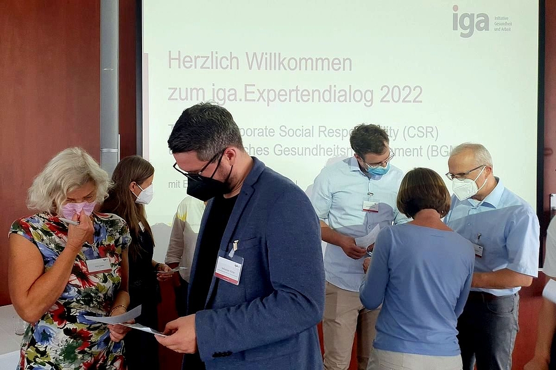iga.Expertendialog 2022: Die Teilnehmenden tauschen sich anhand von Fotos in kleinen Gruppen aus.