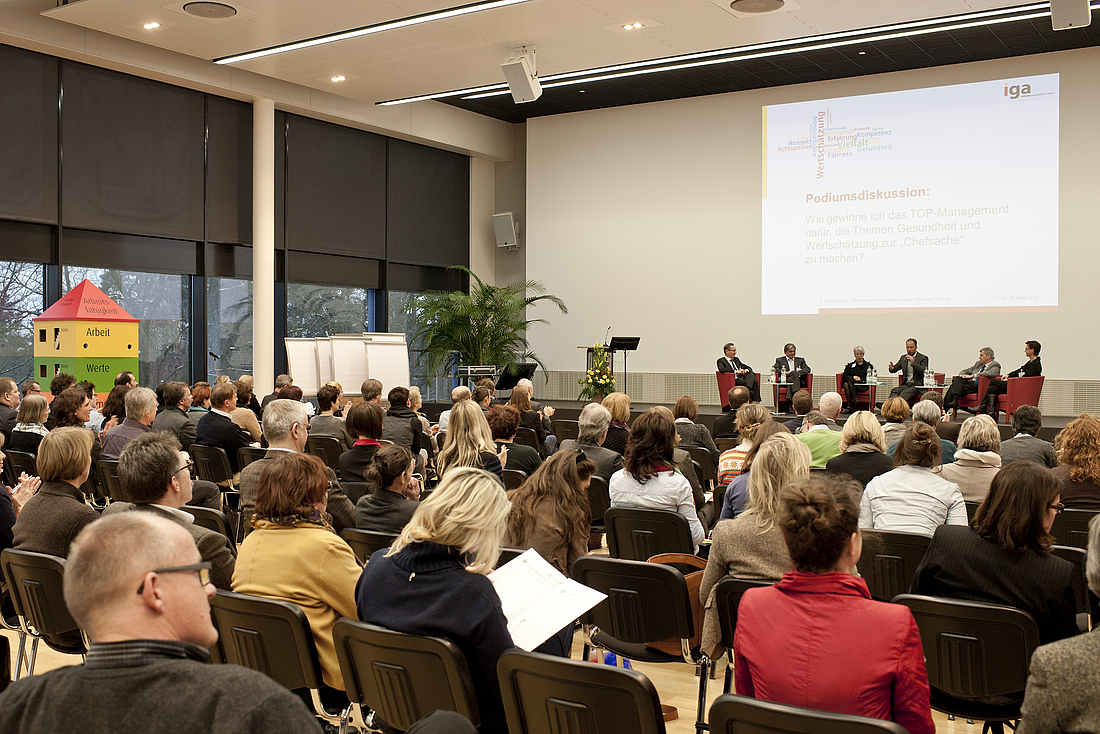 iga.Kolloquium 2013: Blick von hinten auf das Publikum und die Podiumsdiskussion am Nachmittag. 