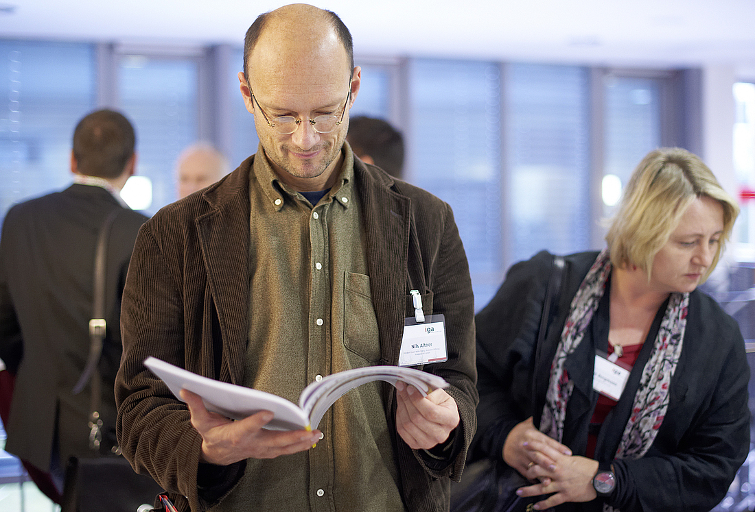 Ein Teilnehmer liest in einer Informationsbroschüre.