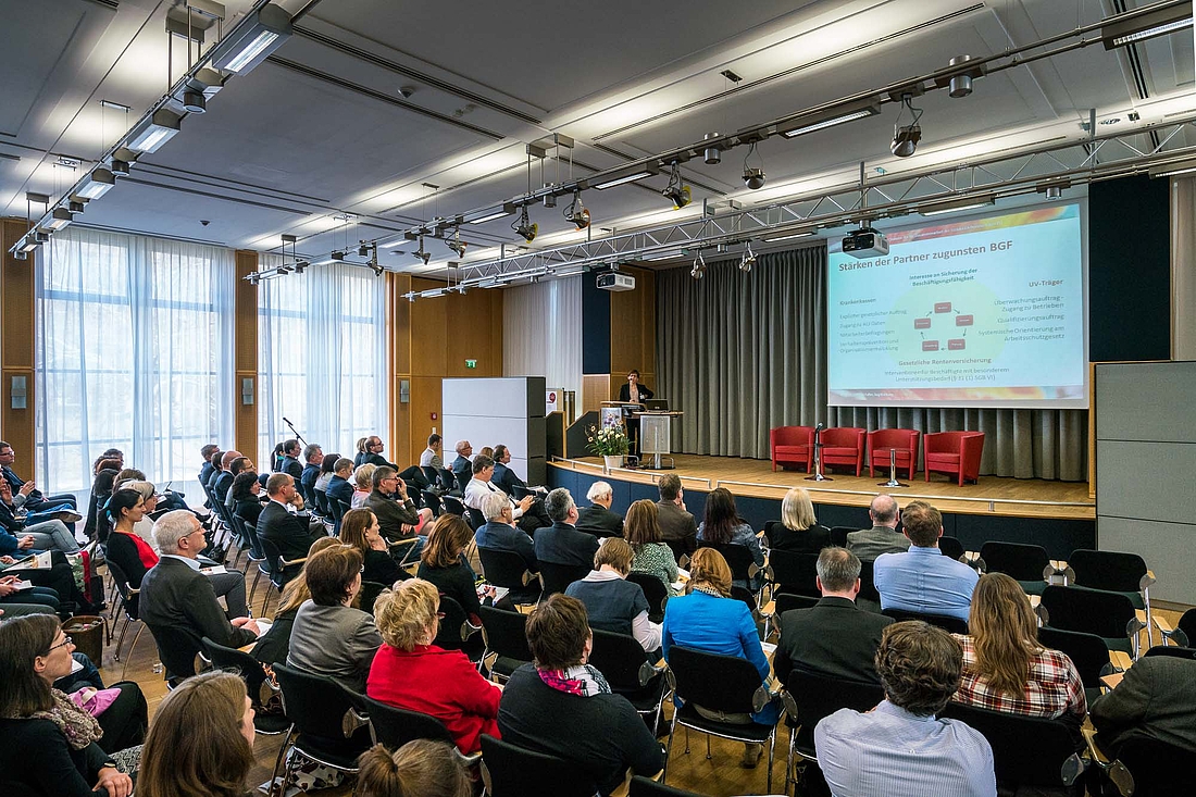 Das Publikum hört den Vortrag von Dr. Gudrun Faller.