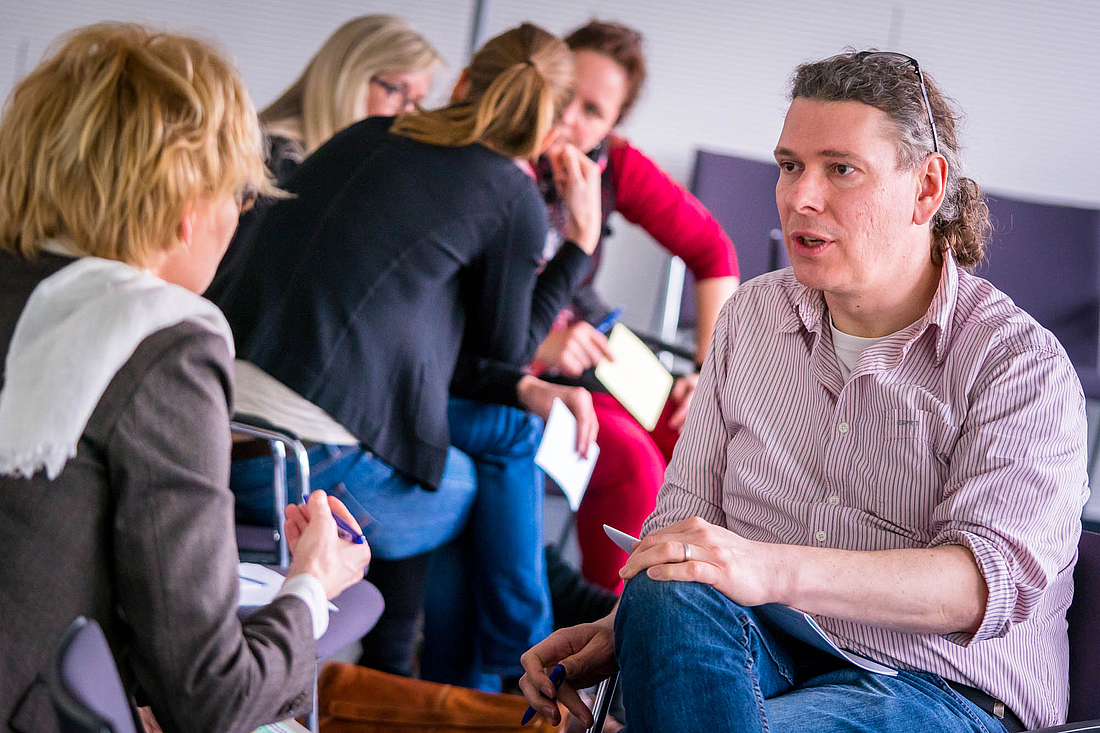 iga.Kolloquium 2017: Eine Frau und ein Mann sitzen sich gegenüber und unterhalten sich.