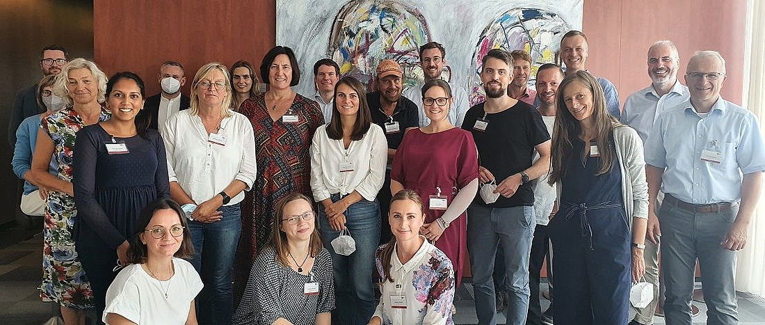 Titelbild zum iga.Expertendialog 2022: Gruppenfoto mit 23 Teilnehmerinnen und Teilnehmer