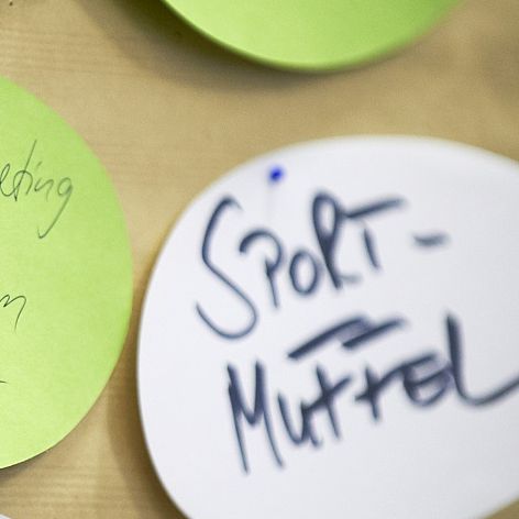 Bildausschnitt: Kärtchen mit der Aufschrift: Übergewicht, Sportmuffel, falsches Marketing mit erhobenem Zeigefinger.