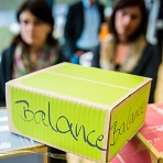 Bildausschnitt: Ein Würfel in Balance.