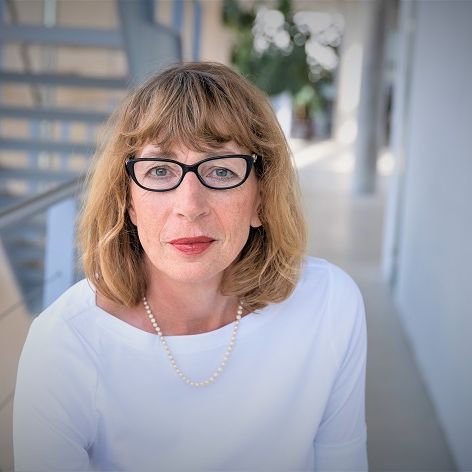 Ein Foto von Dr. Josefine Hofmann. Si eist die Referentin für die Webinarreihe "Virtuelle Teamarbeit"