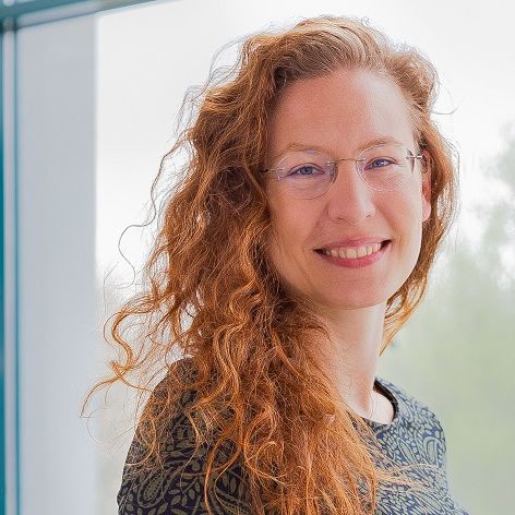 Ein Foto von Dr Maren M. Michaelsen. Sie ist die Referentin für das Online-Seminar "Achtsamkeit im Arbeitskontext".