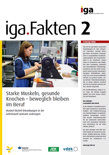 Titelbild iga.Fakten 2: Eine Frau arbeitet in Arbeitskleidung an einer Industrienähmaschine.