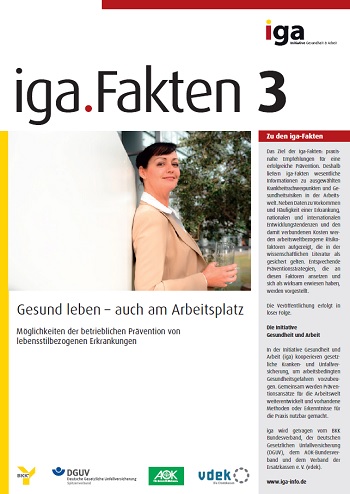 Titelbild iga.Fakten 3: Eine Frau in Businesskleidung hält ein Glas Wasser in der Hand und lächelt dabei souverän in die Kamera.