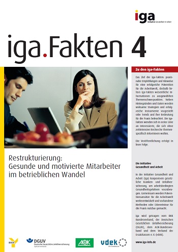 Titelbild iga.Fakten 4: Nachdenkliche Frau sitzt in einer Besprechung, vor ihr ist ein Laptop zu sehen.