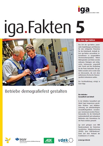 Titelbild iga.Fakten 5: Ein junger und ein älterer männlicher Metallfacharbeiter prüfen gemeinsam ein Werkstück.