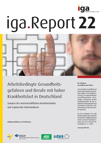 Titelbild des iga.Reports 22: Mann zeigt mit dem Zeigefinger auf ein Organigramm.