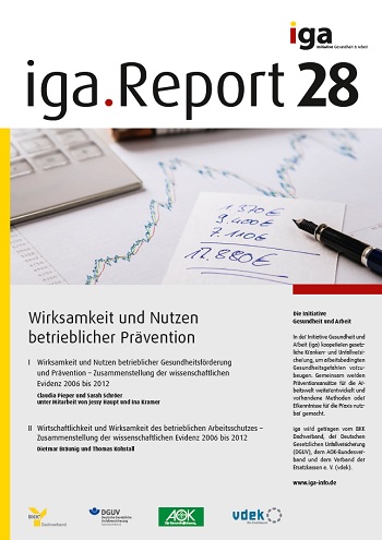 Titelbild des iga.Reports 28: Auf einem Notizblatt wurden verschiedene Beträge zu einer Summe von 17880 Euro addiert. Neben dem Blatt liegt ein Stift und ein Taschenrechner.