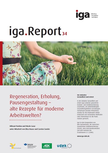 Titelbild iga.Report 34: Eine Frau im geblümten Kleid sitzt auf einer Wiese und macht eine Entspannungsübung.