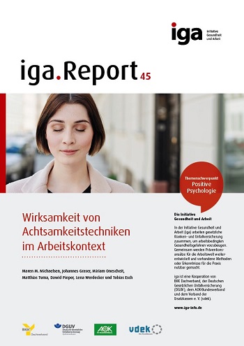 Titelbild des iga.Reports 45: Eine Frau steht auf einem Fußweg und hat ihre Augen geschlossen. Auf der Straße im Hintergrund fährt ein Auto vorbei.