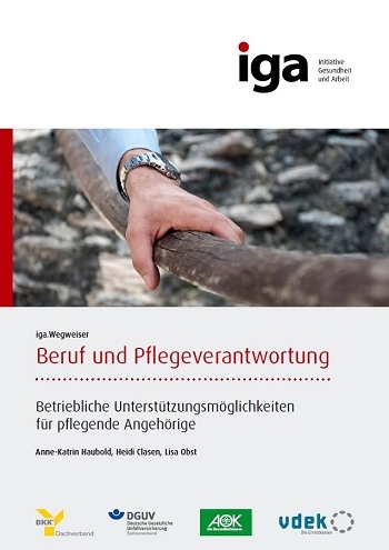 Titelbild des iga.Wegweisers Beruf und Pflegeverantwortung: Ein Mann überquert eine Brücke. Er führt seine Hand an einem hölzernen Geländer entlang.