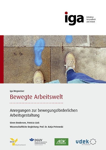 Titelbild des iga.Wegweisers Bewegte Arbeitswelt: Zwei blaue Fußabdrücke sind auf einem Fußweg aufgemalt. Eine Person folgt diesen Fußabdrücken.