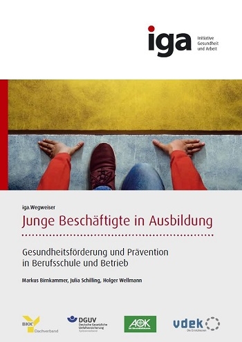 Titelbild des iga.Wegweisers Junge Beschäftigte in Ausbildung: Ein Jugendlicher in Alltagskleidung in Startposition zum Loslaufen. Hände auf der Startlinie.