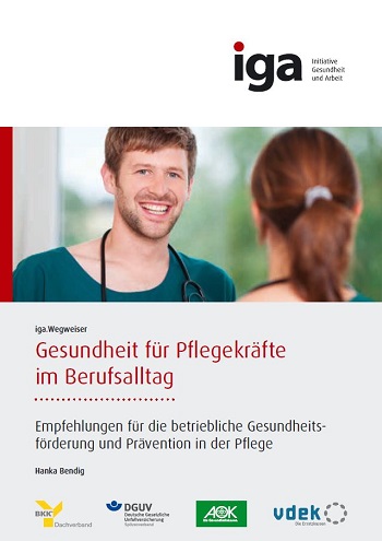 Titelbild des iga.Wegweisers Gesundheit für Pflegekräfte im Berufsalltag: Ein Krankenpfleger lächelt seine Kollegin an.