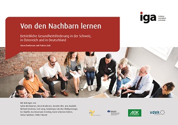 Titelbild der Sonderveröffentlichung Von den Nachbarn lernen: Eine Gruppe von Menschen sitzt in einem Stuhlkreis und diskutiert.