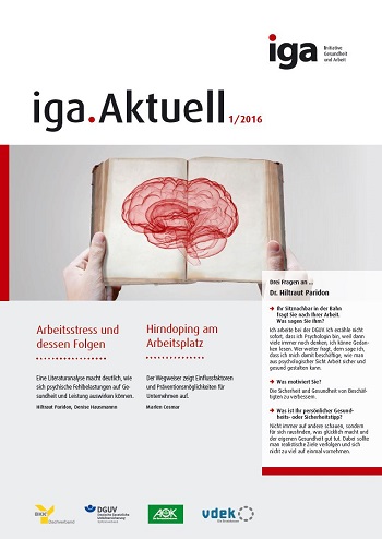 Titelbild der iga.Aktuell 1/2016: Eine Person hält ein aufgeschlagenes Buch in den Händen. Die Buchseiten zeigen eine Skizze des menschlichen Gehirns. 