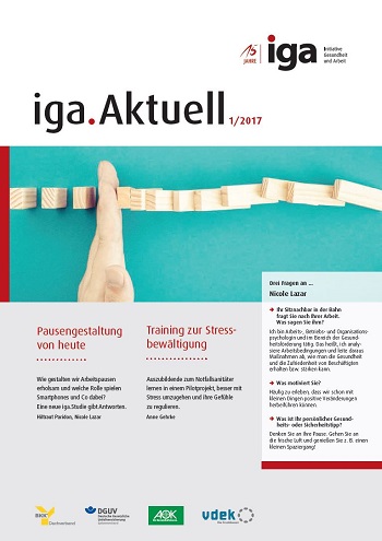 Titelbild der iga.Aktuell 1/2017: Eine Hand unterbricht die fallenden Steine einer Dominostein-Kette.