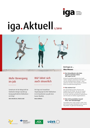 Titelbild der iga.Aktuell 1/2018: Ein Team steht ganz oben auf einer Treppe und jubelt.