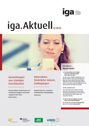Titelbild der iga.Aktuell 2/2016: Eine Frau beim Stadtbummel schaut verärgert auf ihr Mobiltelefon.