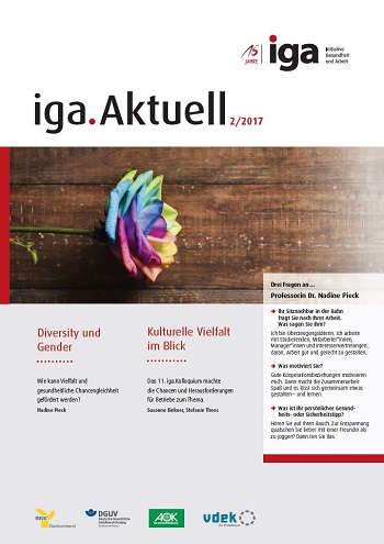 Titelbild der iga.Aktuell 2/2017: Eine Rose, die Blätter in den Farben eines Regenbogens hat.