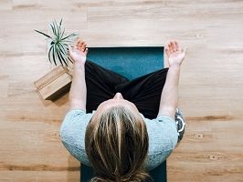 Ein Mann meditiert im Lotussitz.